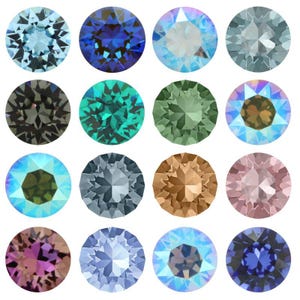 Può includere: Una collezione di sedici gemme rotonde e sfaccettate in vari colori, tra cui tonalità di blu, verde, marrone e rosa. Ogni gemma ha una superficie scintillante e riflettente, su sfondo bianco. Le gemme sono disposte in un motivo a griglia.