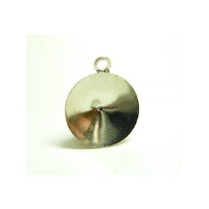 Puede incluir: Un colgante de metal plateado brillante con un diseño circular. El colgante tiene un pequeño lazo en la parte superior para sujetarlo a una cadena u otro componente de joyería. La superficie refleja la luz, creando reflejos y sombras.