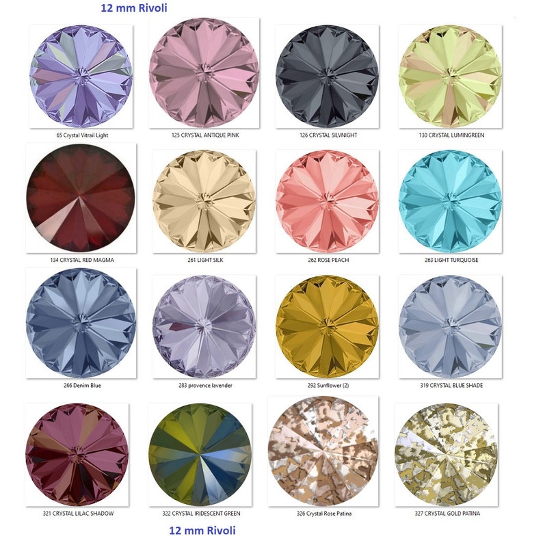 Pu&ograve; includere: Una selezione di strass Rivoli da 12 mm in vari colori, tra cui cristallo vitrail chiaro, rosa antico, silvnight, lumingreen, magma rosso, seta chiara, pesca rosa, turchese chiaro, blu denim, lavanda provenzale, girasole, blu cristallo, ombra lilla, verde iridescente, patina rosa e patina dorata.