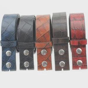 Può includere: Cinque cinture in blu, nero, marrone chiaro, marrone scuro e rosso, ciascuna caratterizzata da una texture con stampa coccodrillo. Ogni cintura include un passante coordinato e due bottoni a pressione in metallo argentato all'estremità.