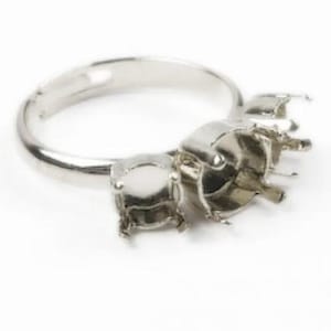 Könnte beinhalten: Silberring mit drei offenen Fassungen für Steine. Der Ring ist verstellbar.