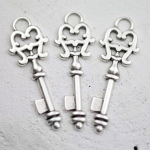 5 Silver Key Necklace, Large Skeleton Key Pendant, Rustic Pendants, Gift for New Mom, Vintage Large Skeleton Keys,Halloween Gift ZM530