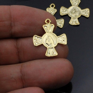 Peut inclure: Pendentif en métal doré en forme de croix avec un motif en relief d'une personne priant. Le pendentif a une boucle en haut pour l'attacher à une chaîne ou un cordon.