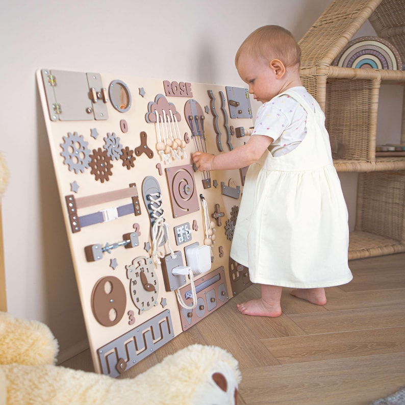 A large motor skills wall on which the baby plays.