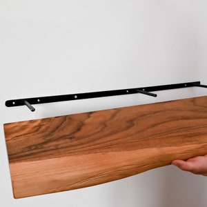 Estante flotante de nogal hecho a mano: Estantes de madera rústica
