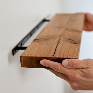 Zwevende plank van eikenhout met platte rand: rustieke boerderijstijl