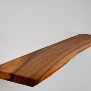 Estante flotante de nogal hecho a mano: Estantes de madera rústica