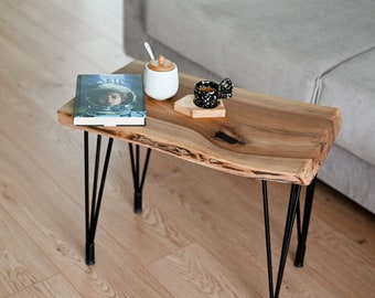Mesa de centro de nogal con borde natural: losa rústica de madera de resina epoxi con patas de metal