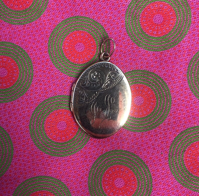 9ct Gold Engraved Oval Locket - Etsy
