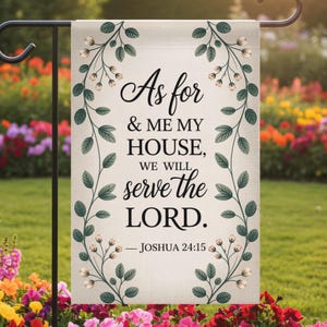 Może przedstawiać: Prostokątna flaga ogrodowa z napisem "As for & ME MY HOUSE, WE WILL serve the LORD. - JOSHUA 24:15" czarnym pismem. Flaga ma beżowe tło i jest obramowana zielonymi liśćmi i małymi białymi kwiatami.