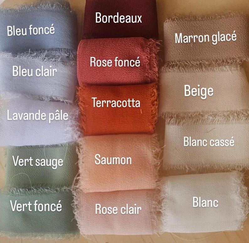 May include: A collection of fifteen fabric ribbon swatches with frayed edges, arranged in three vertical columns. Each swatch is labeled with text including Bordeaux, Rose fonce, Terracotta, Saumon, Rose clair, Bleu fonce, Bleu clair, Lavande pale, Vert sauge, Vert fonce, Marron glace, Beige, Blanc casse, and Blanc.