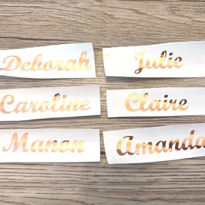 Peut inclure: Une tasse en céramique blanche avec une anse noire et le texte "But First, Coffee" en gras noir. La tasse est posée sur un fond flou, soulignant son design épuré.