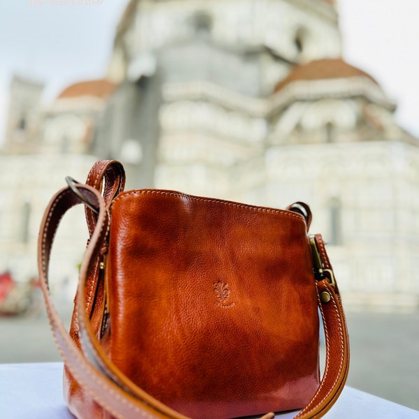 Italian classic leather bag , leather bag, best Italian classic shoulder and crossbody everyday bag with multiple compartments