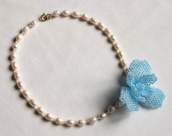 Collier Rose Bleue en perles de verre et perles d'eau douce
