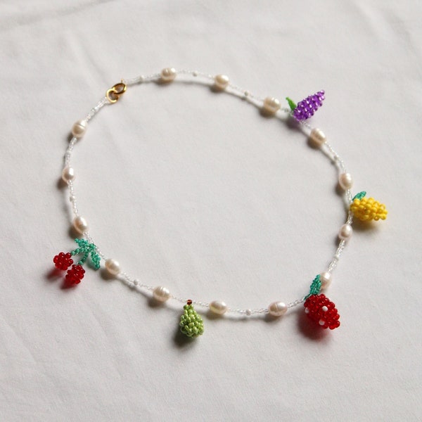 Collier pendentifs Multifruits en perles de verre et perles d'eau douce