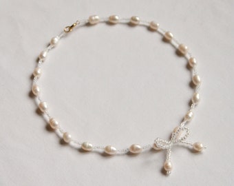 Knot necklace in glass beads and freshwater pearls