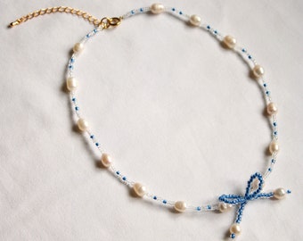 Collier Nœud bleu en perles de verre et perles d'eau douce