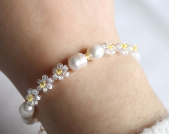Bracelet fleurs pâquerettes en perles de verre et perles d'eau douce