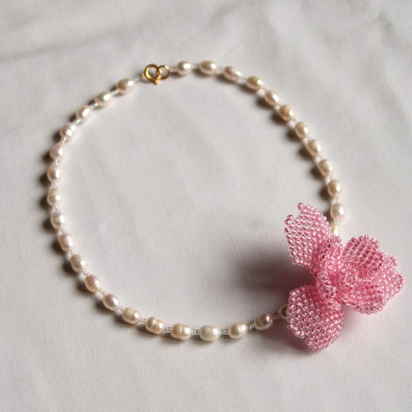 Collier Fleur Rose en perles de verre et perles d'eau douce
