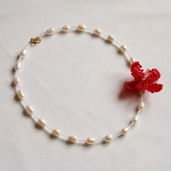 Collier Fleur Rouge en perles de verre et perles d'eau douce