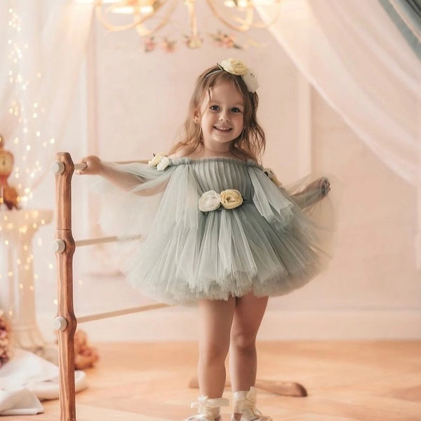 Robe de demoiselle d'honneur boho vert sauge, tenue bohème pour premier anniversaire, robe bébé fille pour une occasion spéciale, robe 1er anniversaire, robe de soirée bébé fille