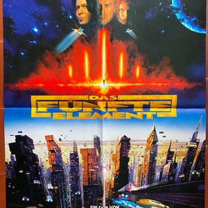Op de afbeelding: Filmplakat voor de film "The Fifth Element" met Bruce Willis, Milla Jovovich en Gary Oldman. De poster toont een futuristische stadsscène met een vliegende auto op de voorgrond. De titel van de film staat in grote, gele letters.