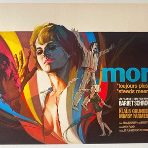 Op de afbeelding: Een vintage filmposter voor de film "More" geregisseerd door Barbet Schroeder. De poster heeft een kleurrijk abstract ontwerp met het gezicht van een vrouw in het midden. De titel "More" staat in grote blauwe letters bovenaan de poster. De tekst "toujours plus" en "steeds meer" is ook opgenomen.