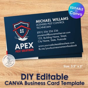 Op de afbeelding: Een sjabloon voor een visitekaartje met een marineblauwe achtergrond. De kaart bevat de tekst "MICHAEL WILLAMS LICENSED PEST CONTROL TECHNICIAN" en contactgegevens. De kaart bevat ook de tekst "APEX PEST SOLUTIONS" en een logo. De kaart is 8,89 cm x 5,08 cm en bewerkbaar in Canva.