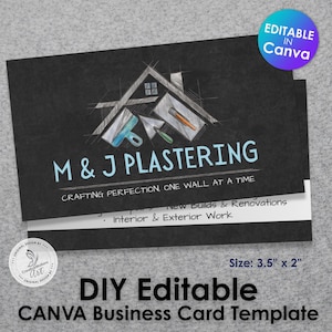 Puede incluir: Plantilla de tarjeta de visita negra con el texto "M & J PLASTERING" y un gráfico de casa y herramientas esbozado. La tarjeta mide 8,89 cm x 5,08 cm e incluye el texto "DIY Editable CANVA Business Card Template".