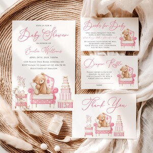 Puede incluir: Un conjunto de papelería para baby shower con un tema de osito de peluche en rosa y marrón. La invitación y las tarjetas incluyen textos como "Baby Shower", "Libros para bebé", "Rifa de pañales" y "Gracias". El diseño incluye ilustraciones de un osito de peluche.