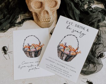 Puede incluir: Dos invitaciones rectangulares de papel blanco con una ilustración en acuarela de una cesta llena de dulces coloridos. El texto dice EAT, DRINK & be scary, JOIN US FOR OUR HALLOWEEN PARTY, SATURDAY, OCTOBER 31, 3:00PM, THE WILLIAMS HOUSE.