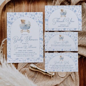 Puede incluir: Invitación y tarjetas para baby shower con diseño floral azul y un oso de peluche en un cochecito. La invitación incluye el texto "Baby Shower" y detalles del evento. Tarjetas adicionales incluyen "Thank You", "Diaper Raffle" y "Books for Baby".