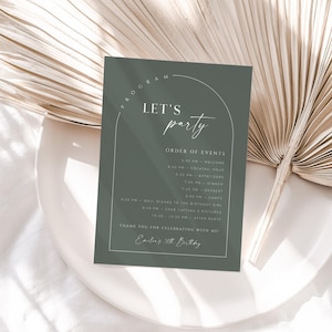 Op de afbeelding: Een groene feestprogramma kaart met de tekst "LET'S party" in een scriptlettertype. De kaart geeft de volgorde van de evenementen weer, waaronder welkom, cocktailuur, hapjes, diner, dessert, spelletjes, goede wensen, taart snijden en afterparty. De kaart is voor Emilia's 30e verjaardag.