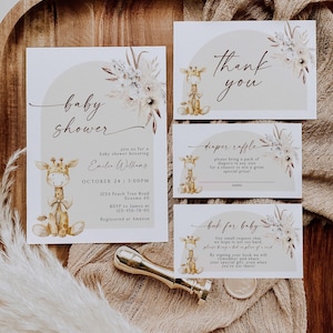 Może przedstawiać: Zestaw papeterii na baby shower z motywem żyrafy. Zaproszenie, kartka z podziękowaniami, karta loterii pieluszkowej i karta książki dla dziecka zawierają ilustrację żyrafy i akcenty kwiatowe. Zaproszenie zawiera szczegóły wydarzenia.