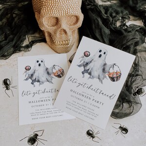 Może przedstawiać: Dwa białe prostokątne zaproszenia na imprezę Halloween z akwarelowym duchem trzymającym lizaka i koszyk z dyniami. Tekst brzmi: Let's get sheet faced! Join us for a Halloween party, October 31, 3:00 PM, The Williams House.
