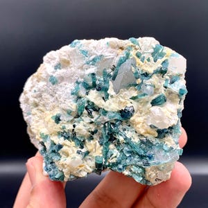 Naturalny kryształ turmalinu indykolitu 288g z kwarcem i miką z Afganistanu – rzadki okaz minerału leczniczego