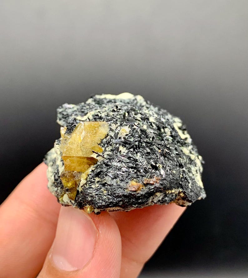 Cristaux De Titanite / Sphène Avec Hématite – 56,5g – Pakistan