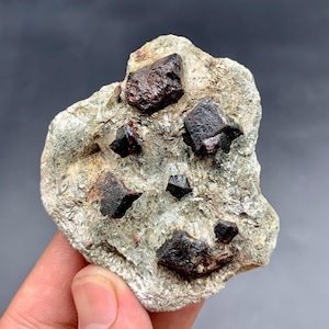 Spécimen de grenat almandin naturel 94 g - Cristal rouge profond rare d&#39;Afghanistan pour les collectionneurs et les guérisseurs