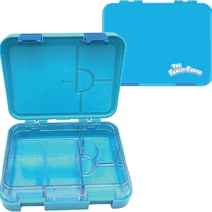 Könnte beinhalten: Eine blaue Bento-Lunchbox mit mehreren Fächern und einem sicheren Deckel. Die offene Box zeigt Abschnitte für verschiedene Lebensmittel. Die geschlossene Box trägt den Text "The Family Fudger". Hergestellt aus strapazierfähigem Kunststoff.