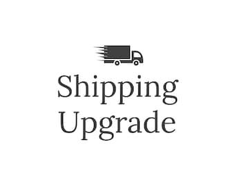 Può includere: Un'illustrazione in bianco e nero di un camion di consegna con un'etichetta di spedizione che dice "Shipping Upgrade".