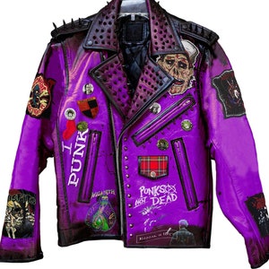 以下が含まれることがあります： スタッズのディテールと「I ♥ PUNK」、「Megadeth」、「Punk's Not Dead」、「Misfits」などの様々なバンドのパッチが付いたパープルのレザージャケット。