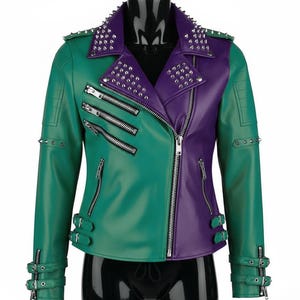 Può includere: Giacca in pelle bicolore verde e viola con borchie argentate su colletto e spalle. La giacca ha una chiusura con zip diagonale, tasche multiple con zip e dettagli con fibbie in vita e polsini.