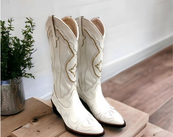 Womens White Angelic Cowgirl Western Cowboy Cowgirl Square Toe Leder Mix Blumen bestickte Boho Chic Stiefel, Konzerte & Festival Fashion