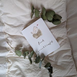 Babykaartdiertje “pas uitgekomen.” – Aquarel vogel in het nest – voor geboorte, doop & babyshower – liefdevol met de hand geschilderd – gepersonaliseerd
