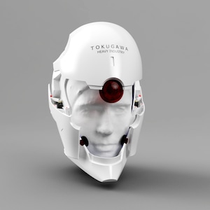 Pode incluir: Um capacete branco com um sensor ocular vermelho e o texto "TOKUGAWA HEAVY INDUSTRY" no topo.