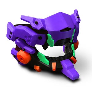 Puede incluir: Una máscara impresa en 3D de color morado, verde y naranja con un diseño detallado. La máscara es una réplica de un personaje de la serie de anime Neon Genesis Evangelion.