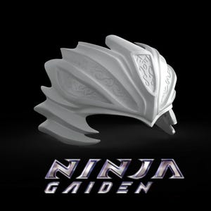 Könnte beinhalten: Ein weißer, stilisierter Helm mit einem detaillierten, strukturierten Design. Der Helm hat eine Reihe von gebogenen, spitzen Elementen und dekorativen Mustern. Der Text "NINJA GAIDEN" wird in einer silbernen, futuristischen Schrift darunter angezeigt.