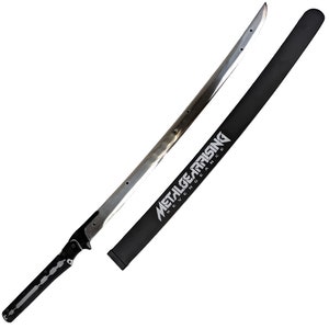 Puede incluir: Una katana plateada con mango negro y plateado y una vaina negra con el texto "METAL GEAR RISING REVENGEANCE" impreso en ella.