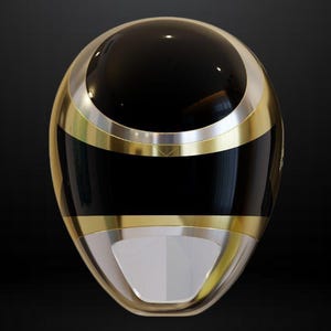 Könnte beinhalten: Ein schwarzer Helm mit goldenen und silbernen Akzenten. Der Helm hat ein Visier und eine abgerundete Form.