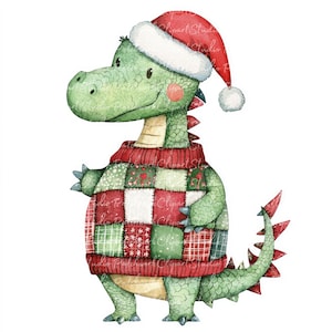 Puede incluir: Un dragón verde que lleva un suéter de patchwork rojo y verde y un gorro de Papá Noel rojo. El dragón tiene una cola larga y está de pie sobre un fondo blanco.